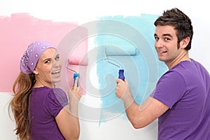 Couple decorating painting img