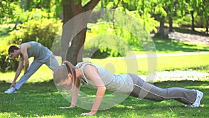 Couple doing musculation exercises