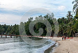 The couple is going to take a boat trip in a nice weather day, M