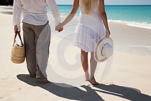 Couple holding hands and fasing sea