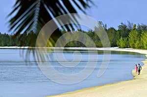 Couple on Honeymoon walks on Aitutaki lagoon