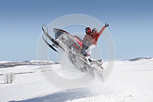 Saltando scooter en la nieve 