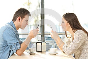 Couple on line obsessed with smart phones