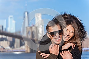 Couple in love near the brooklyn bridge in new york