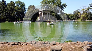 Couple in love on a rowboat in a little lake in Rome: Villa borghese