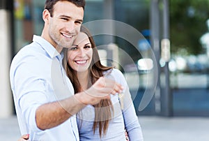 Couple with new house keys