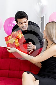 Couple oping gift box