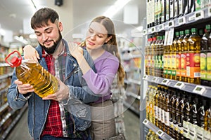 couple purchasers choosing organic vegetable oil