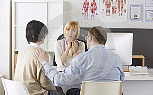 Couple at reception discussing issues with a sexologist