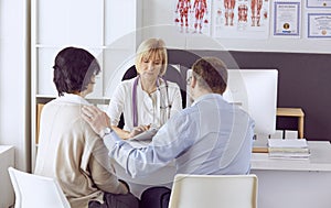 Couple at reception discussing issues with a sexologist