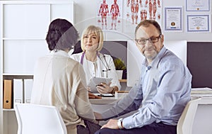 Couple at reception discussing issues with a sexologist