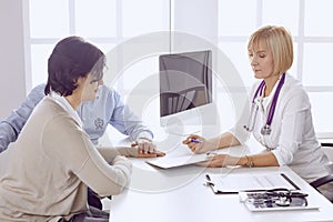 Couple at reception discussing issues with a sexologist