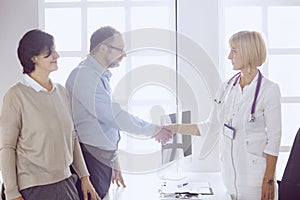 Couple at reception discussing issues with a sexologist