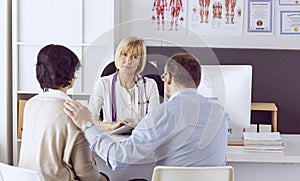 Couple at reception discussing issues with a sexologist