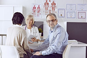 Couple at reception discussing issues with a sexologist