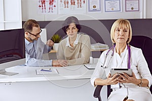 Couple at reception discussing issues with a sexologist