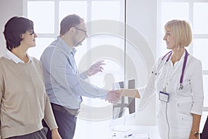 Couple at reception discussing issues with a sexologist