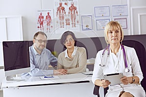 Couple at reception discussing issues with a sexologist