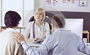 Couple at reception discussing issues with a sexologist