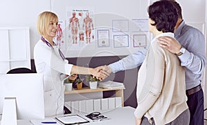 Couple at reception discussing issues with a sexologist