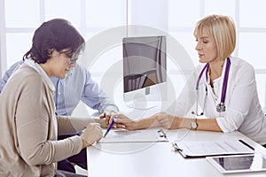 Couple at reception discussing issues with a sexologist