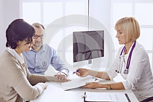 Couple at reception discussing issues with a sexologist