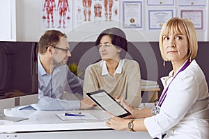 Couple at reception discussing issues with a sexologist