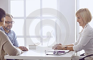 Couple at reception discussing issues with a sexologist