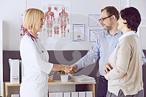 Couple at reception discussing issues with a sexologist