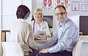 Couple at reception discussing issues with a sexologist