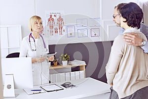 Couple at reception discussing issues with a sexologist