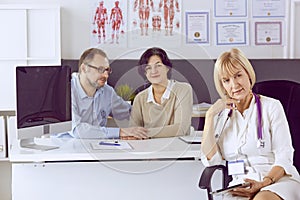 Couple at reception discussing issues with a sexologist