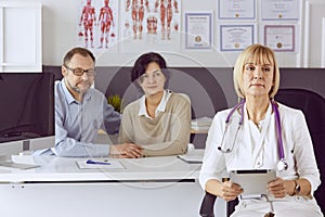 Couple at reception discussing issues with a sexologist