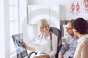 Couple at reception discussing issues with a sexologist