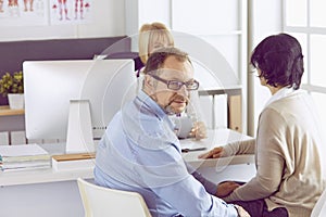 Couple at reception discussing issues with a sexologist