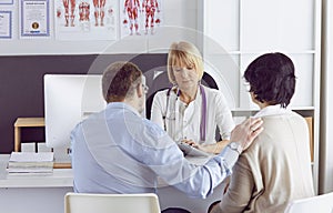 Couple at reception discussing issues with a sexologist