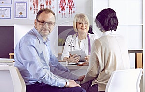 Couple at reception discussing issues with a sexologist