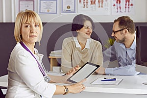 Couple at reception discussing issues with a sexologist