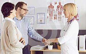 Couple at reception discussing issues with a sexologist