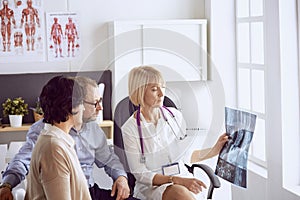 Couple at reception discussing issues with a sexologist