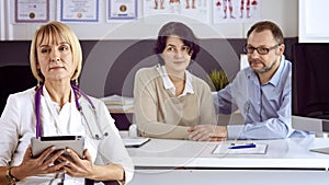 Couple at reception discussing issues with a sexologist