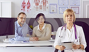 Couple at reception discussing issues with a sexologist