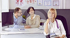 Couple at reception discussing issues with a sexologist