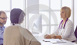 Couple at reception discussing issues with a sexologist