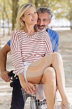 couple sharing bike ride