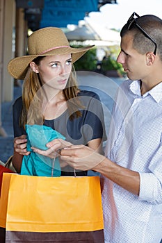 couple during shopping issue