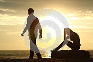 Couple silhouette breaking up a relation