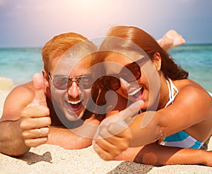 Šťastný Pár v slnečné Okuliare zábava na Pláži.