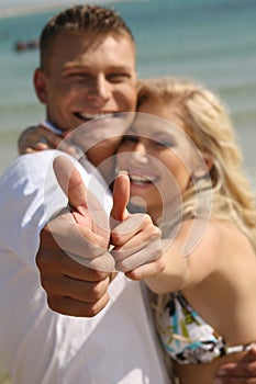 Couple with thumbs-up