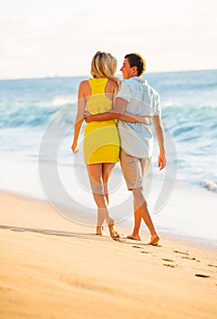 Auf der Strand auf der Sonnenuntergang urlaub 